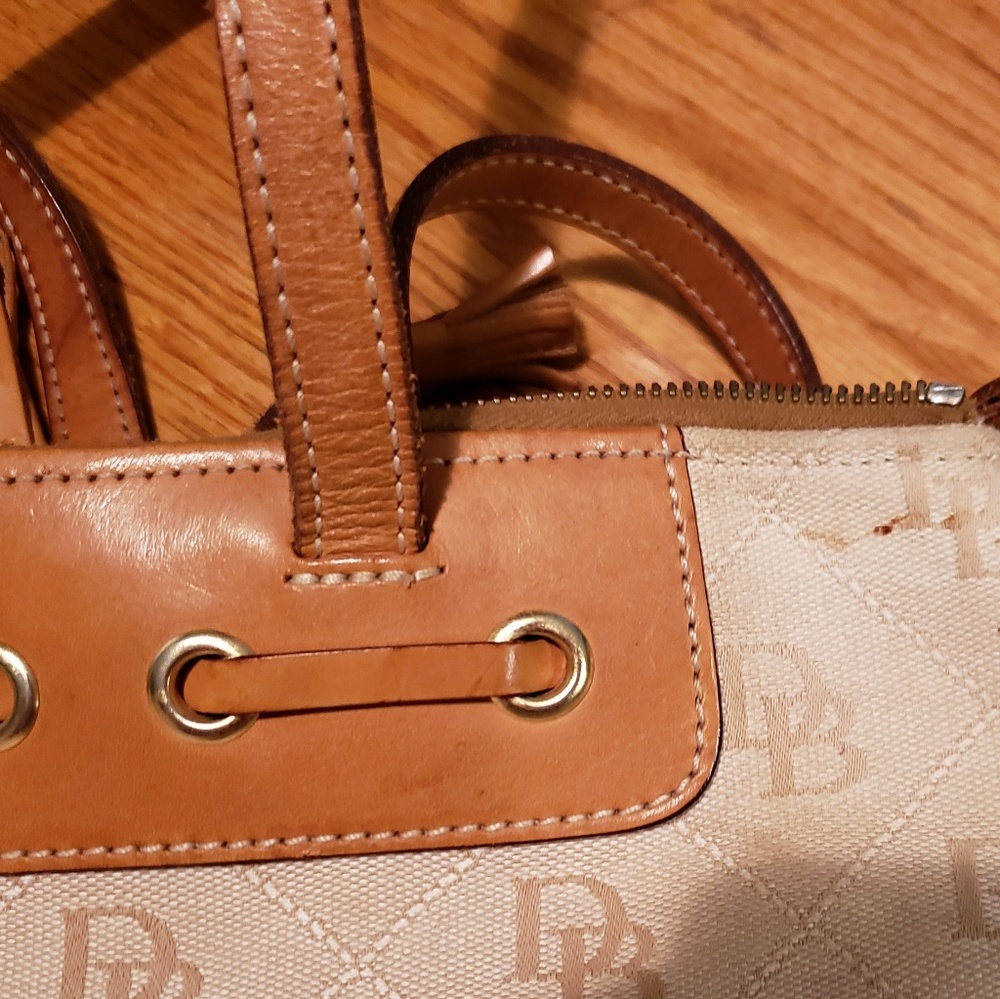 Dooney & Bourke - Picture 4 of 7